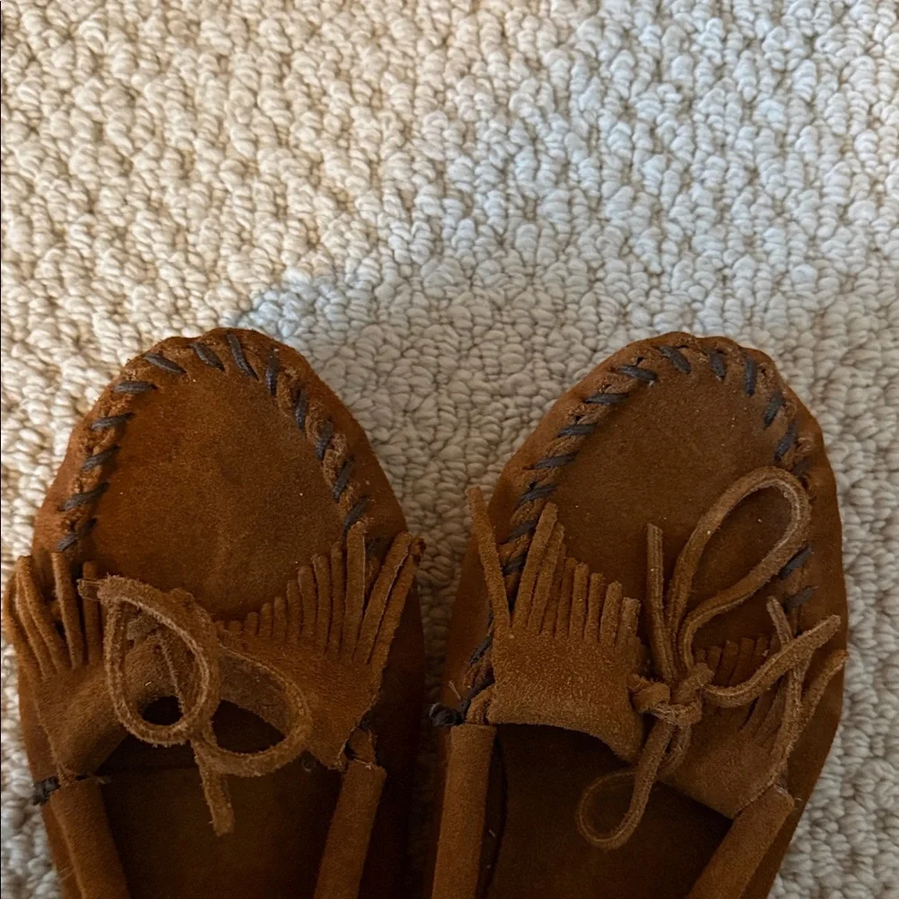 Minnetonka Size 2 Kids Brown Moccasins Slip On Shoes Style 2402